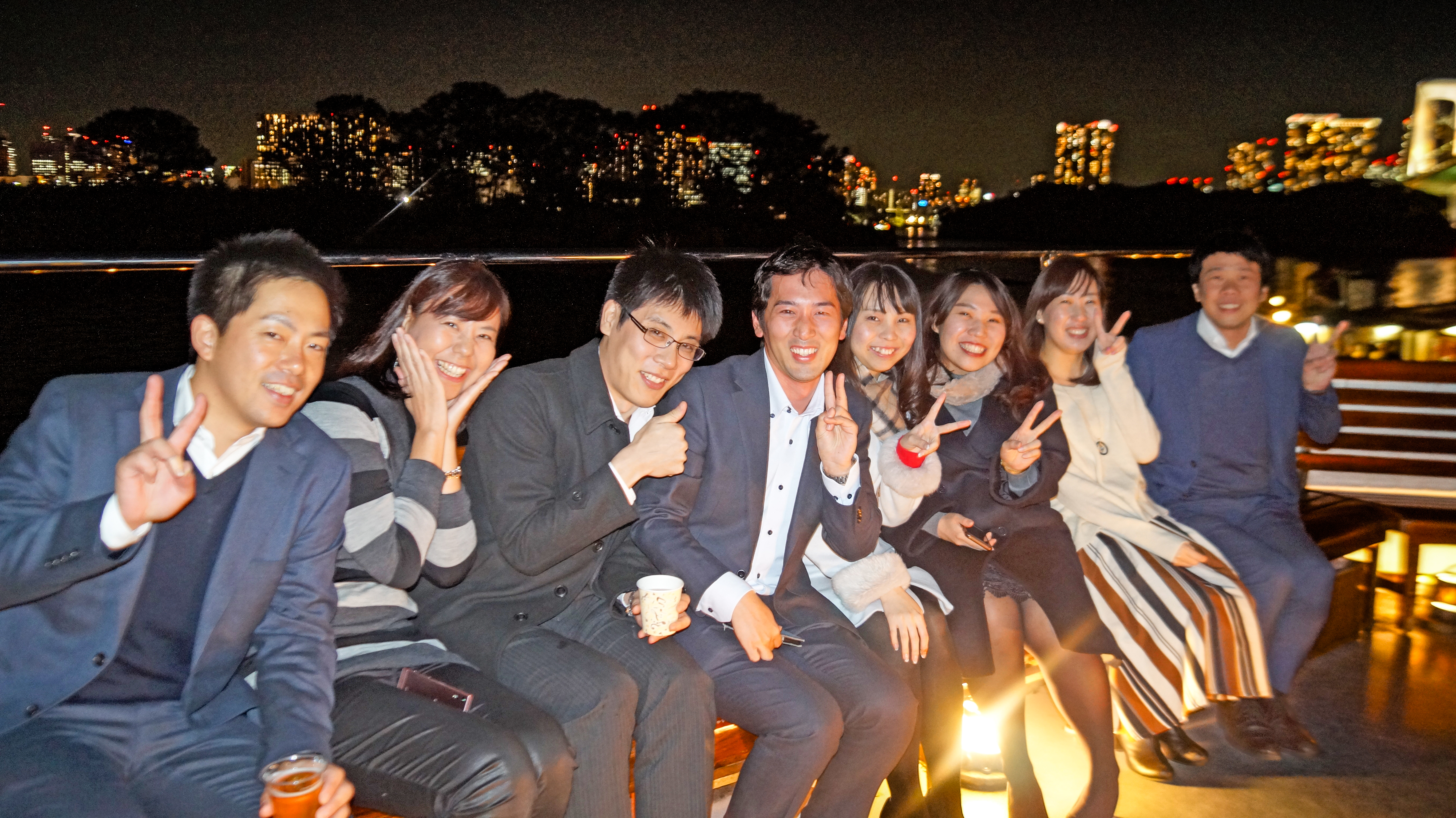 船のデッキで楽しむ人