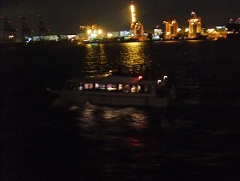 東京湾に浮かぶ夜景に映える船