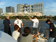 昼間の東京湾デッキのお客様