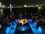 ライトアップされた船上スカイデッキ