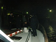 夜の船上デッキで見えるお客様の後ろ姿