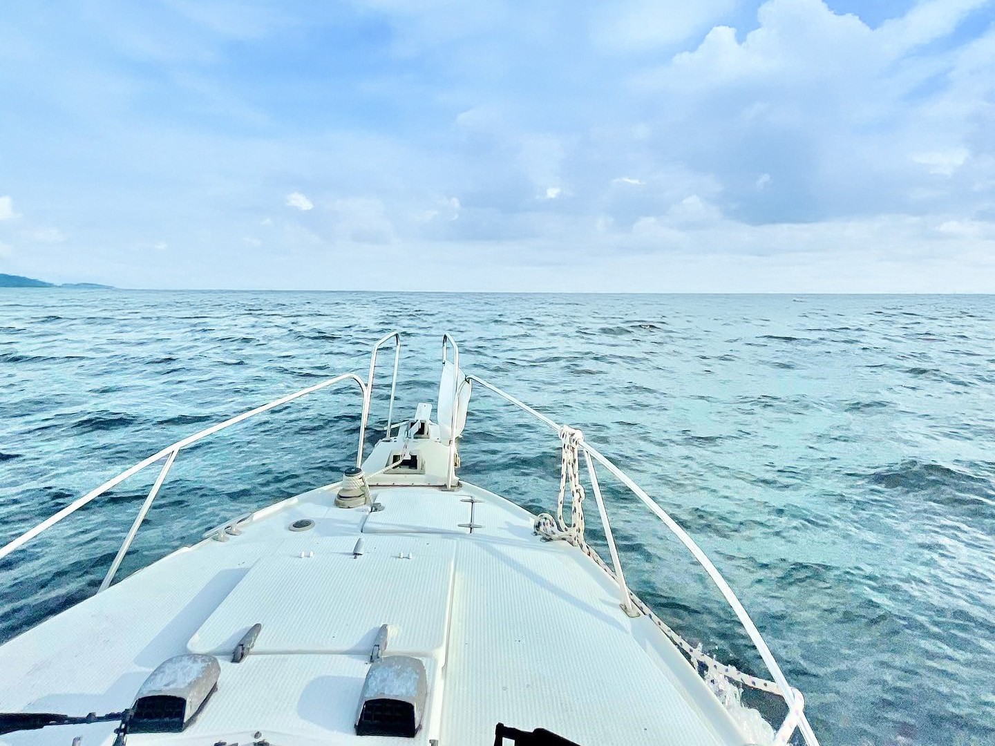 海の上を進むクルーザー