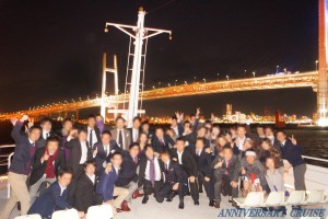 レインボーブリッジを背景に屋上デッキで集合写真