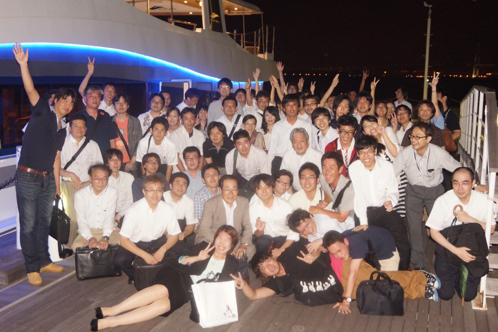 船と記念集合写真