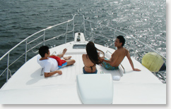 クルーザーのデッキでくつろぐ男女