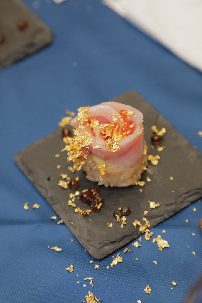 金箔をまぶしたスペシャル握り