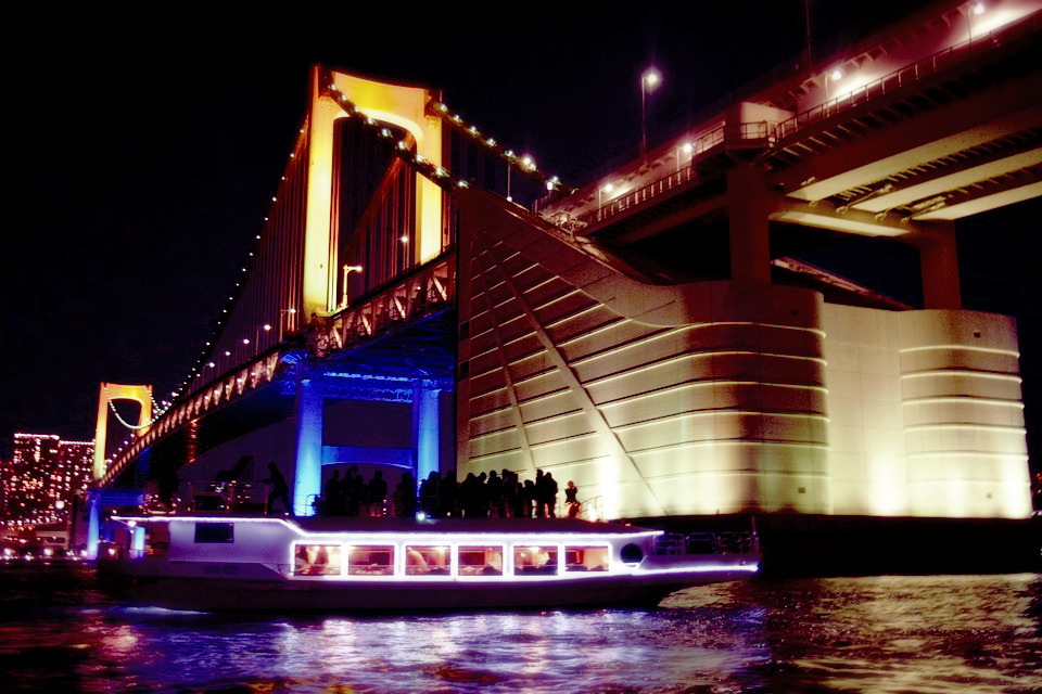 レインボーブリッジの下に走る船