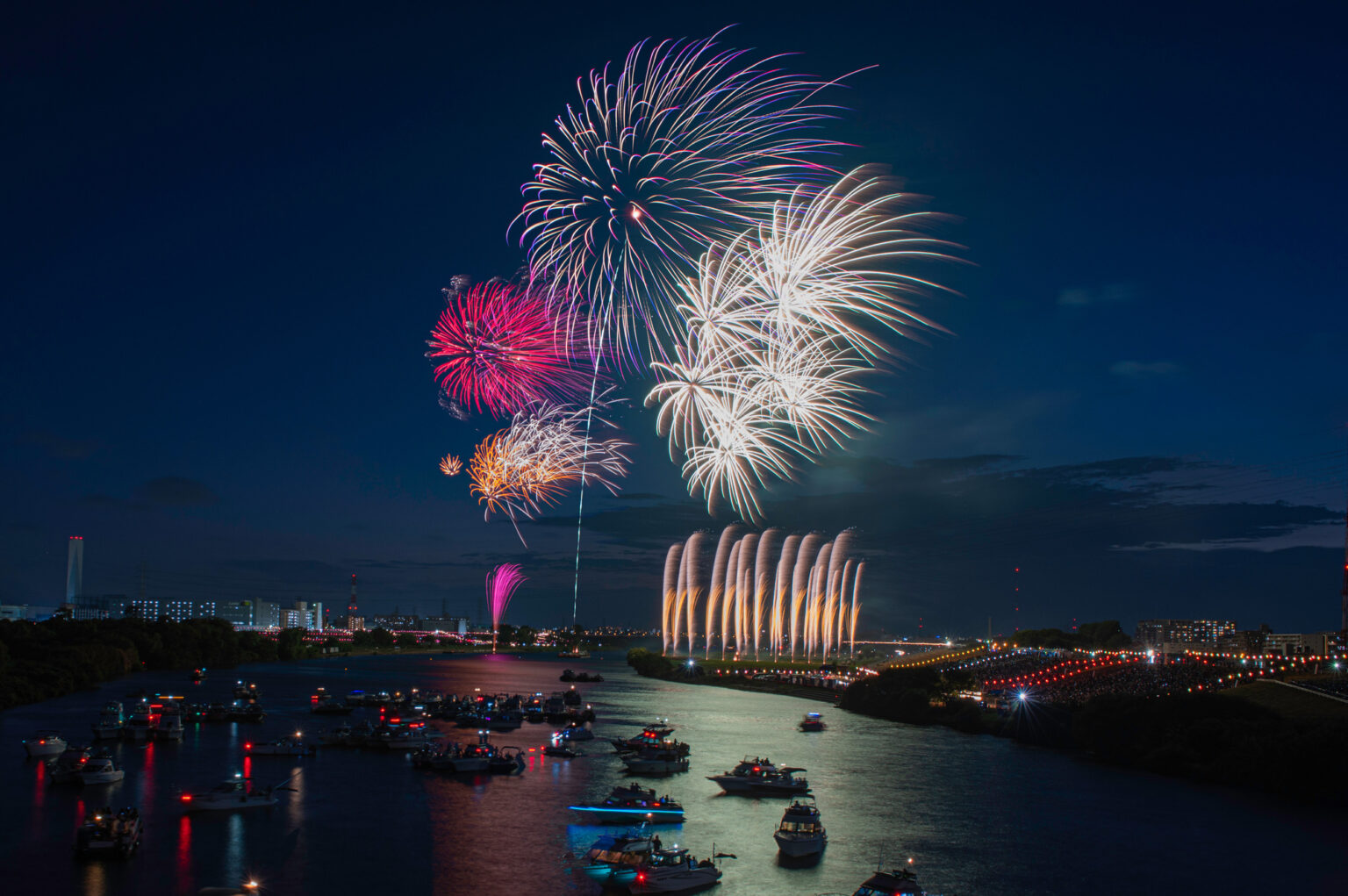 河川敷の花火大会の様子