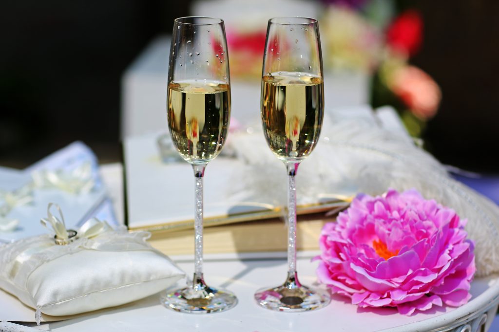 2つのシャンパングラスと指輪や花