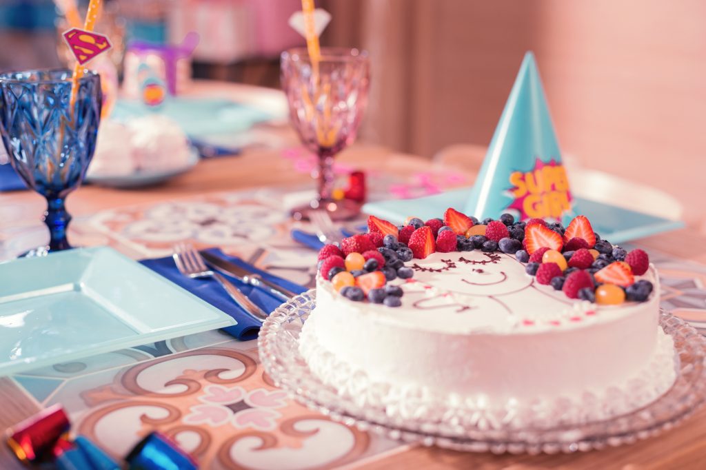 可愛い誕生日ケーキとテーブルセッティング