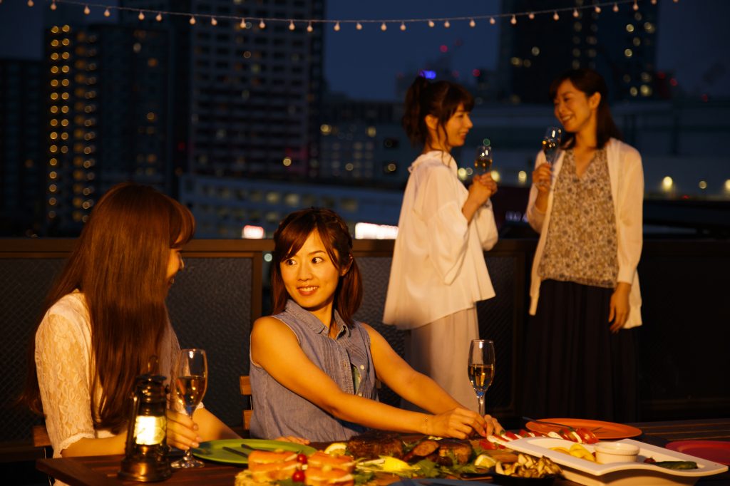 ワインを楽しむ女子会