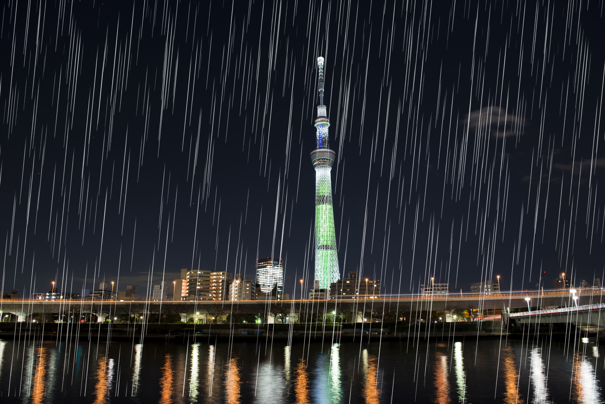 雨模様のスカイツリーの夜景