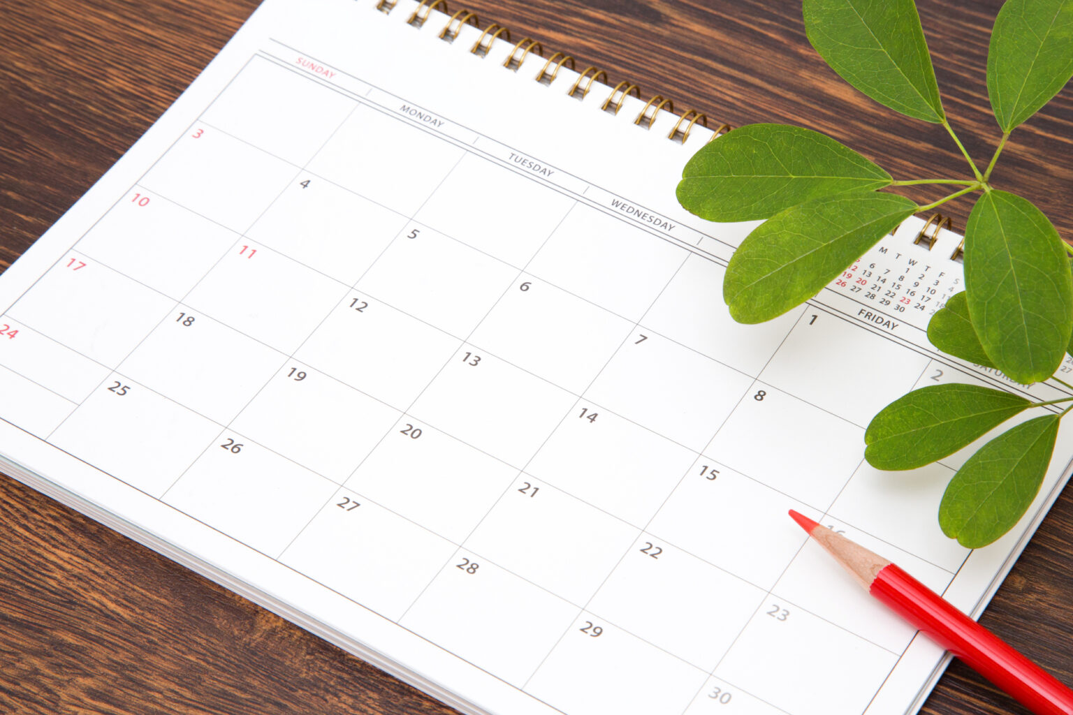 カレンダーと鉛筆