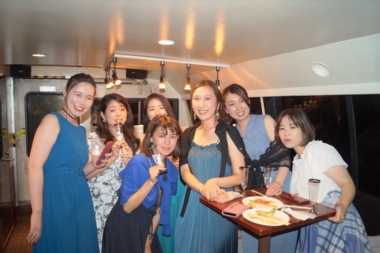 青のシミラールックの女性たち