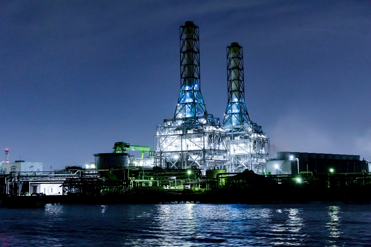 京浜運河の特徴的なボイラー(工場夜景クルーズ)