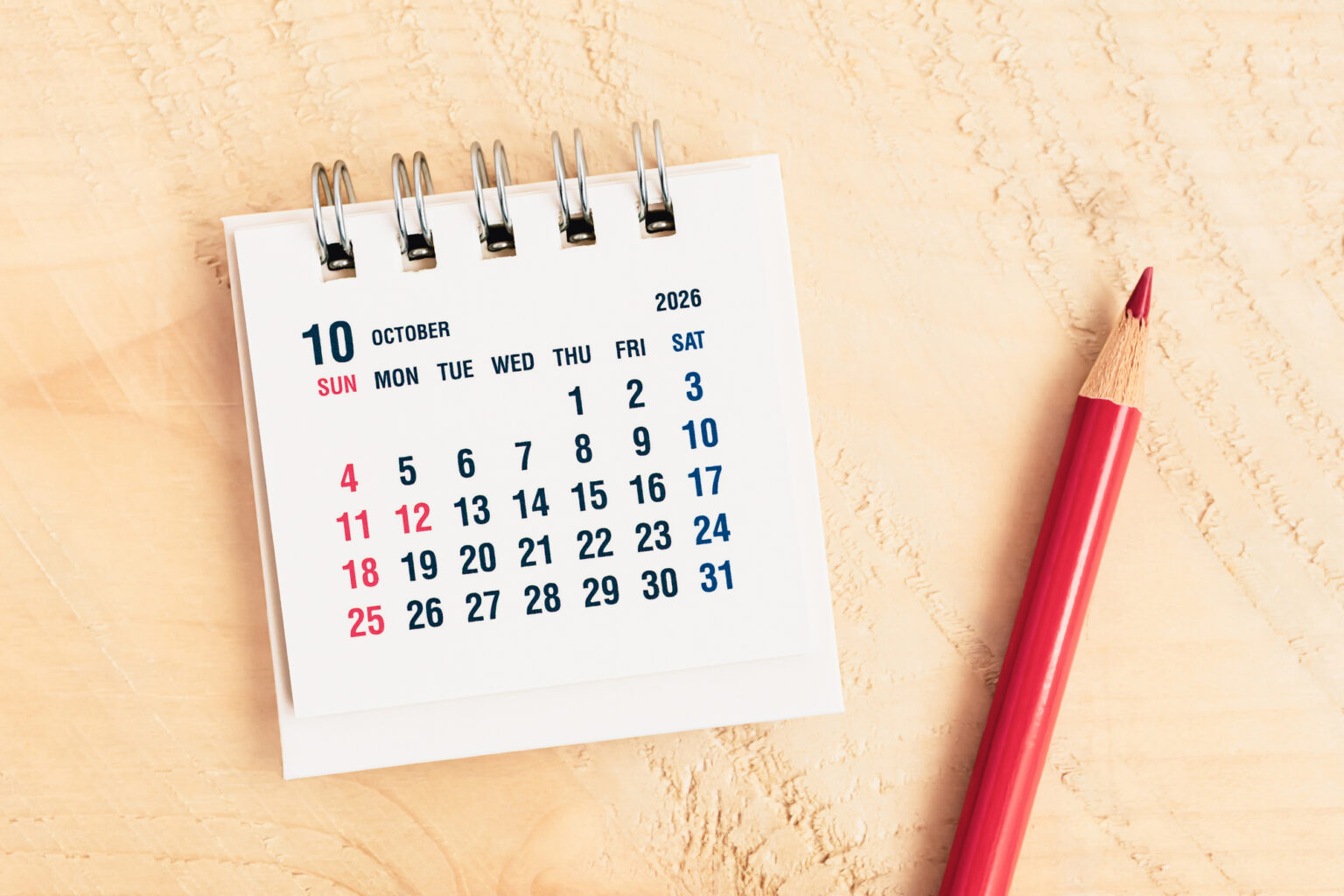 カレンダーと赤鉛筆