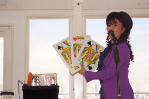 マジシャンがマジックをしている写真