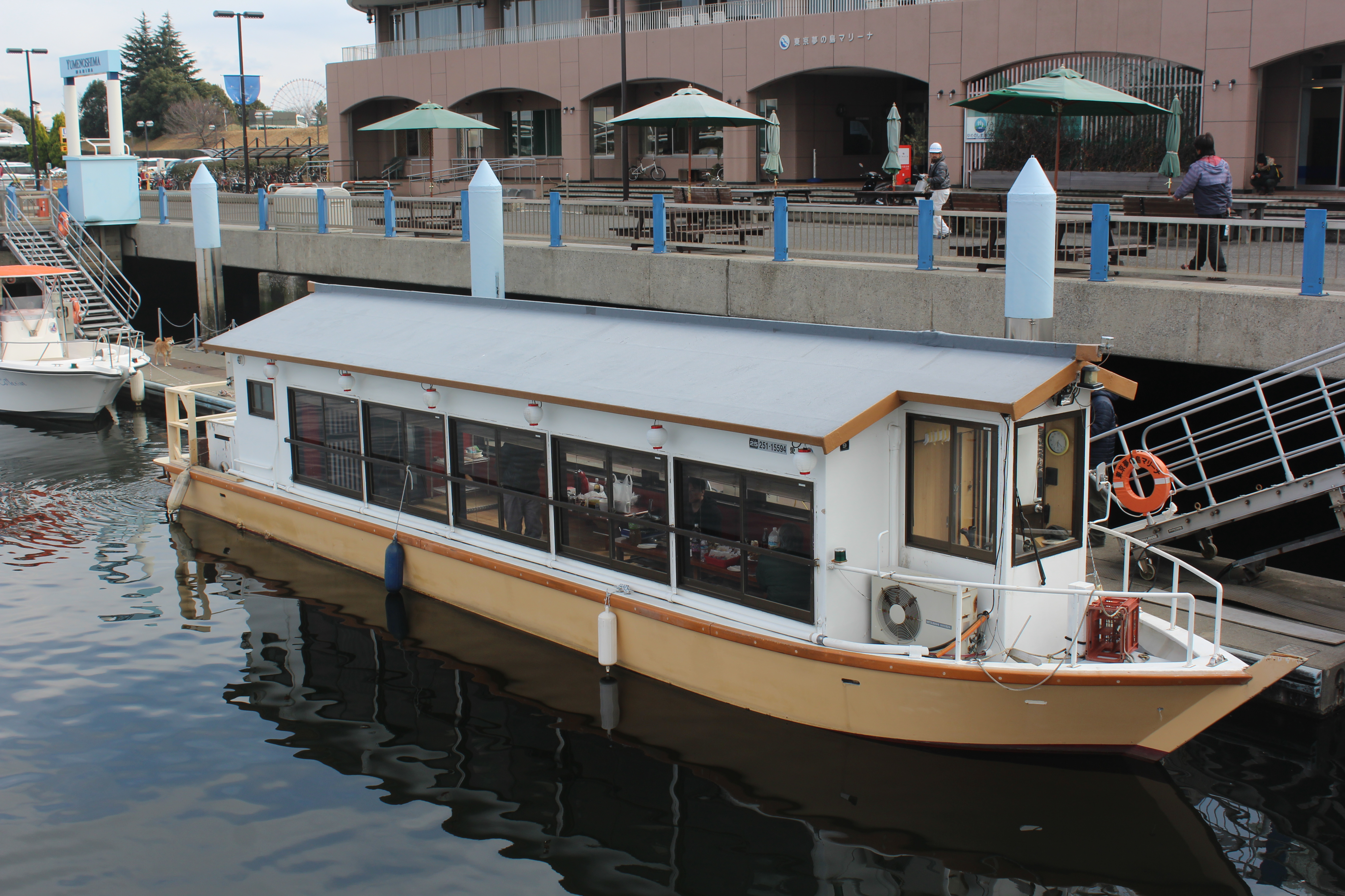 停泊している屋形船