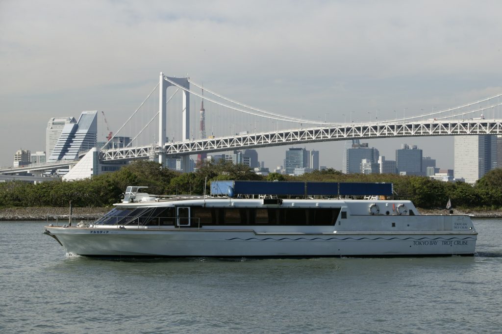 橋とクルーザー