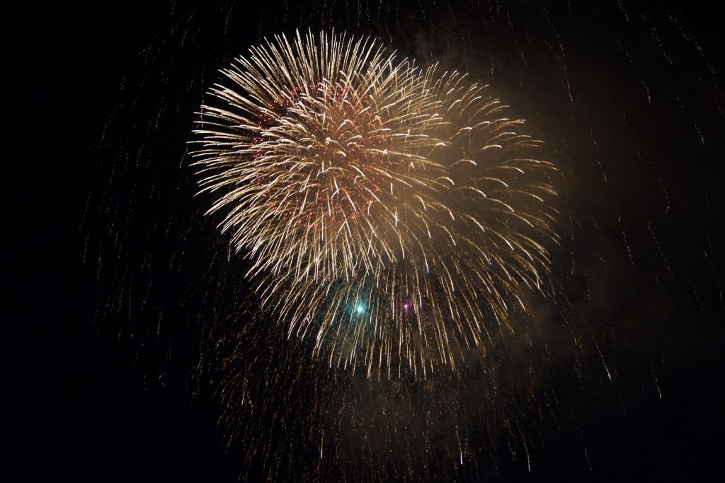 打ちあがる大きな2つの花火
