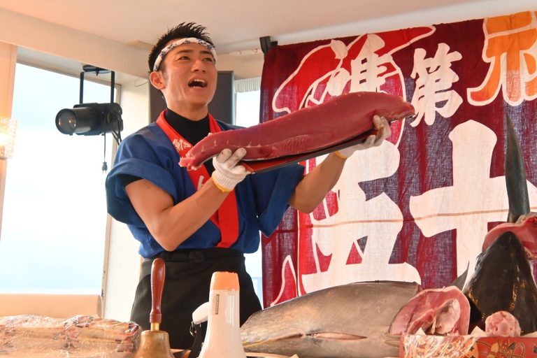 キハダマグロの鮪解体ショー
