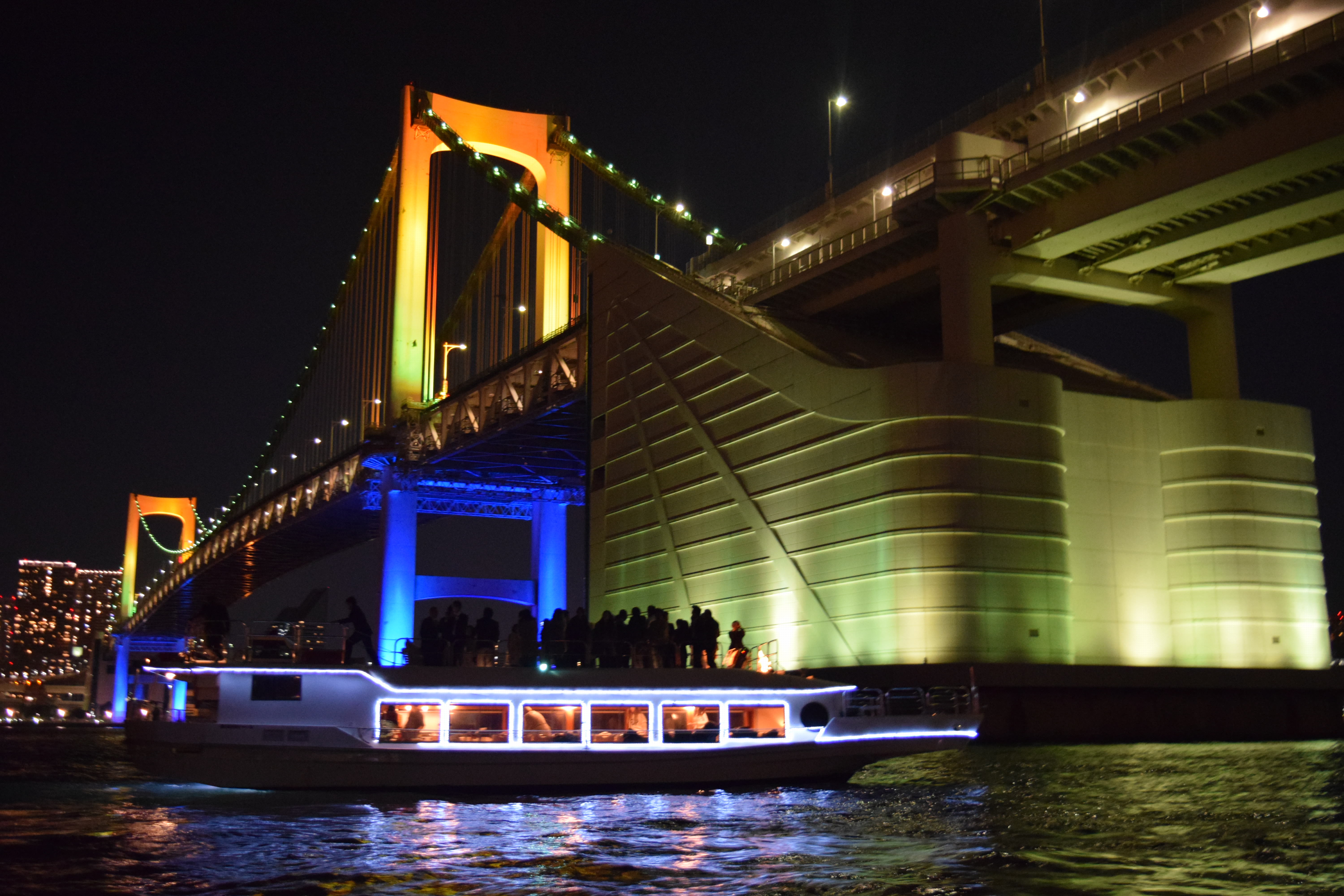 レインボーブリッジを背景にクルージングを楽しむ人たち