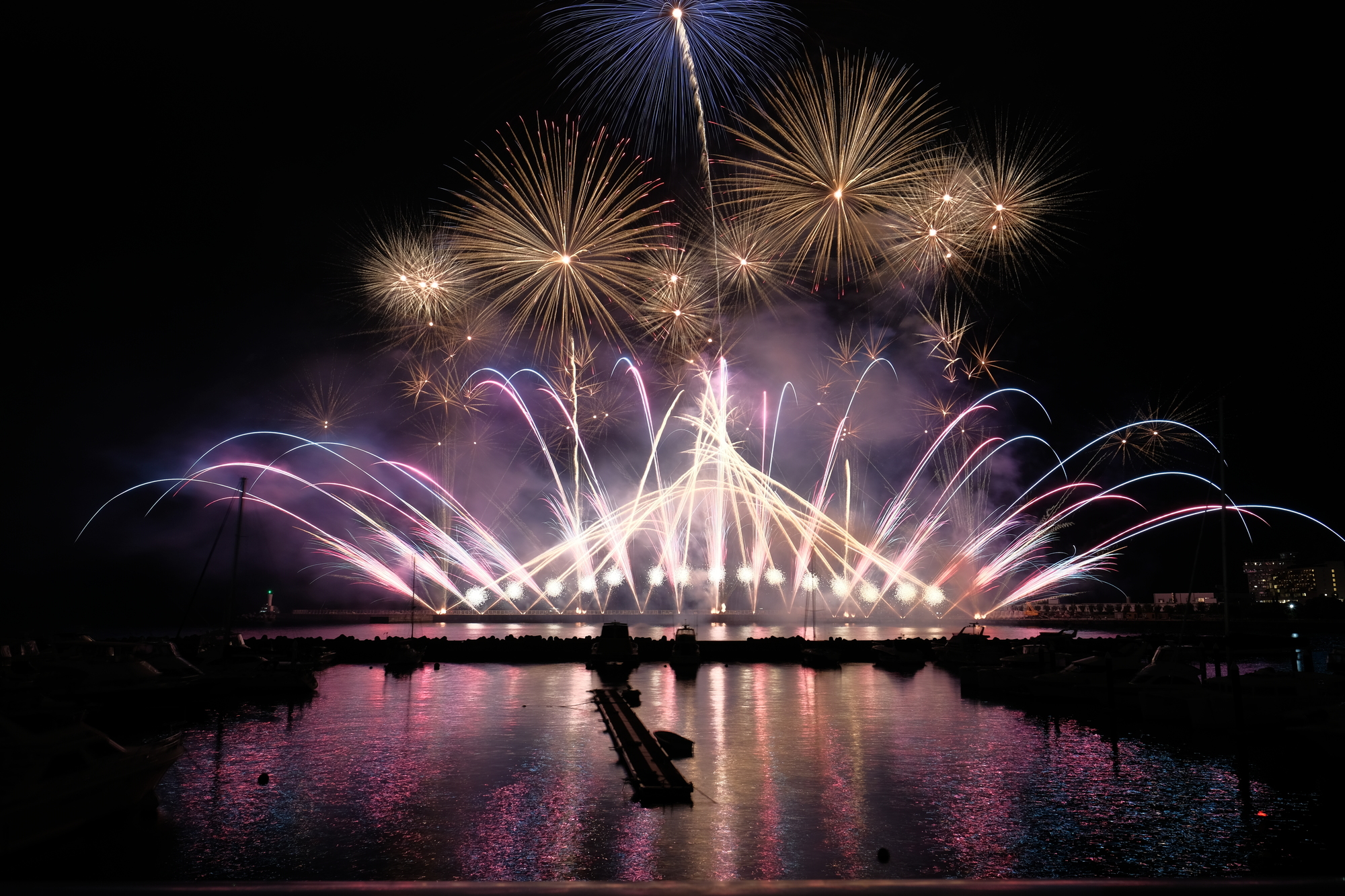 打ち上げ花火と仕掛け花火