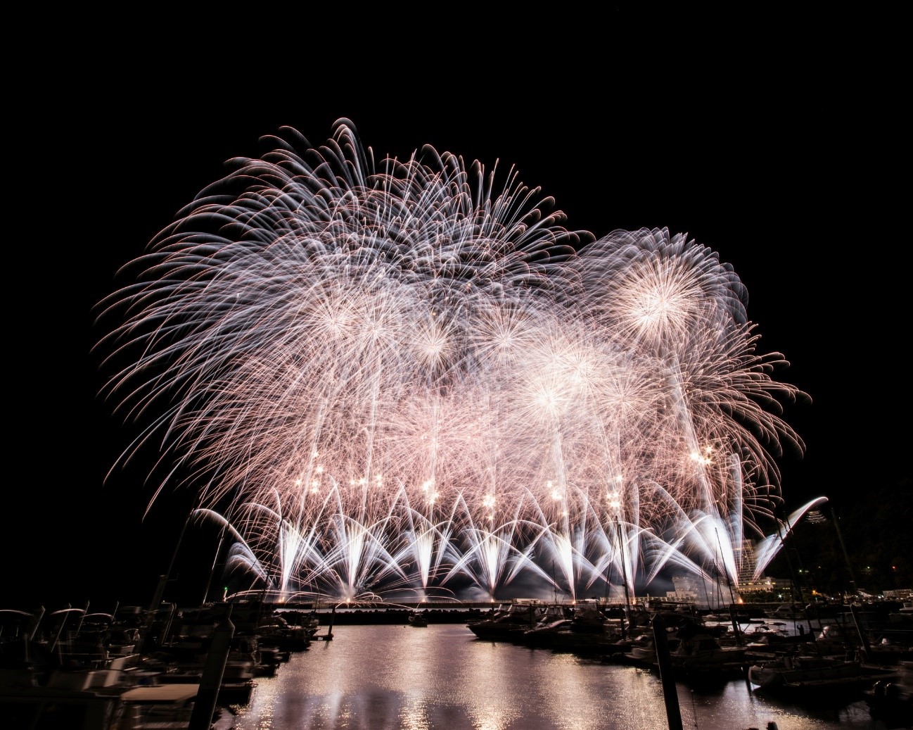 夜空を彩るスターマイン