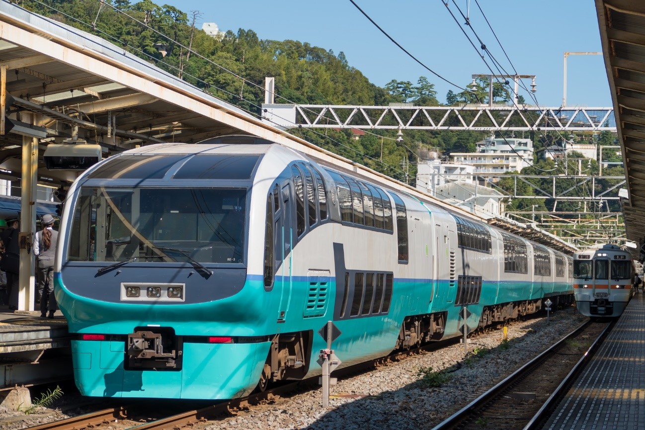 駅にとまっている電車