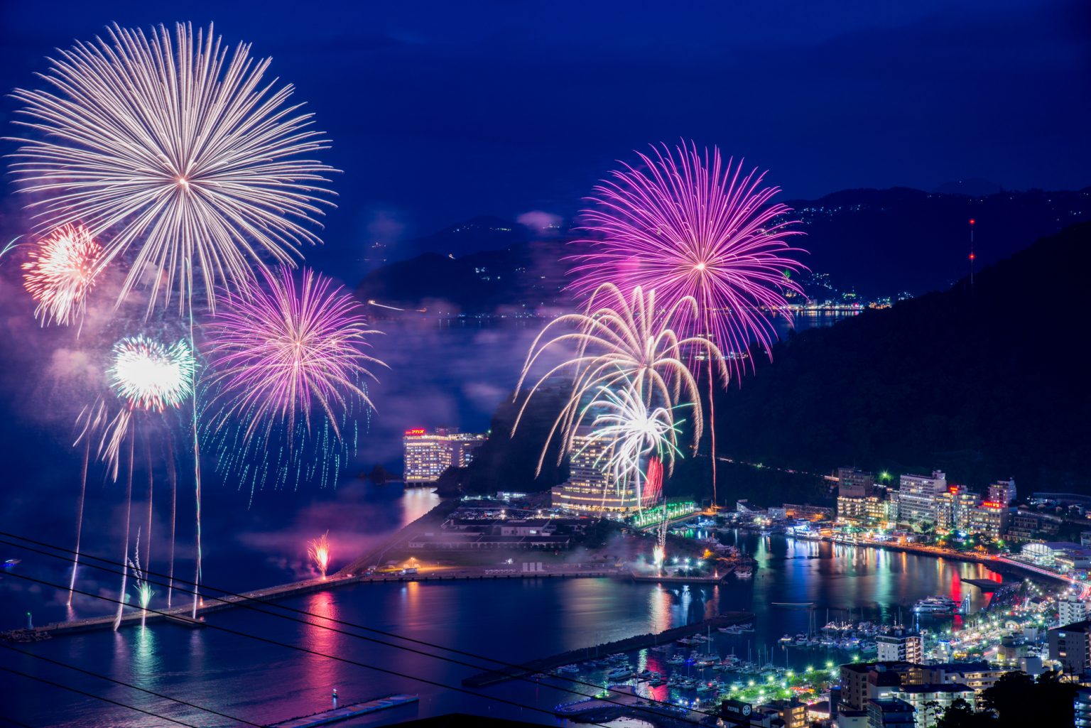 熱海海上花火大会！紫色の花火が打ちあがる
