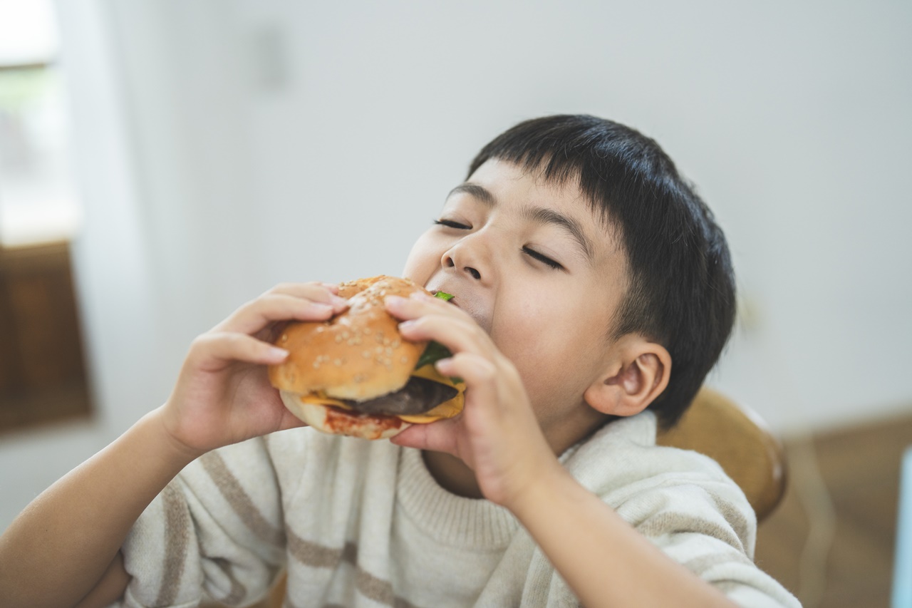 pixta_子供 ハンバーガー