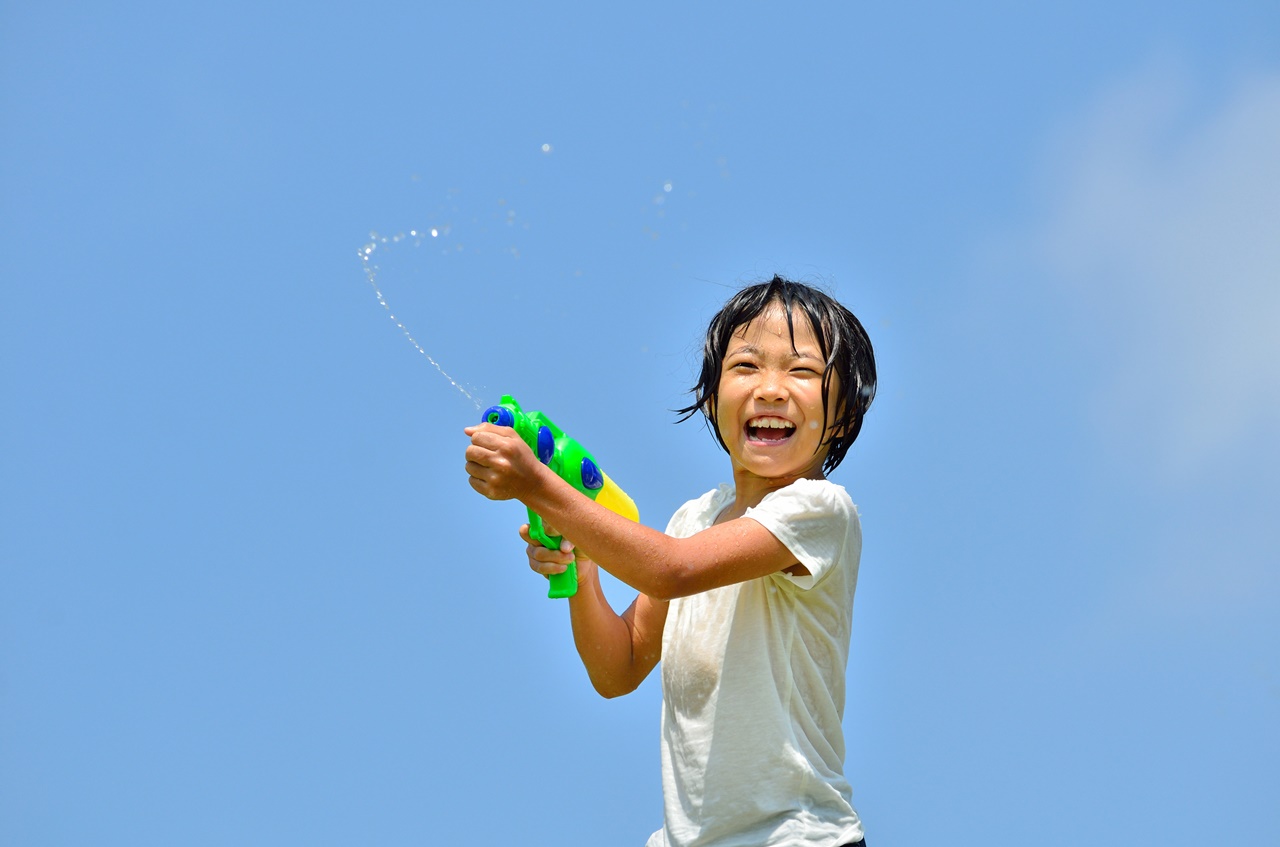 pixta_子供 水鉄砲
