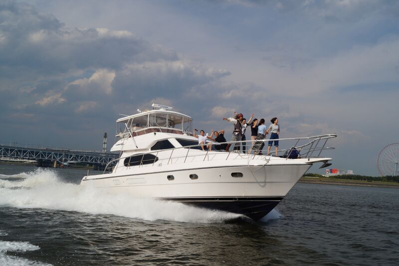 海の上を走る船