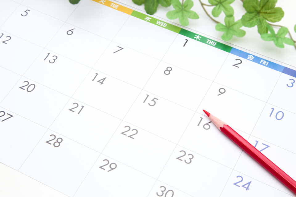 カレンダーと鉛筆