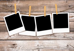 クリップで挟まれて吊るされている写真