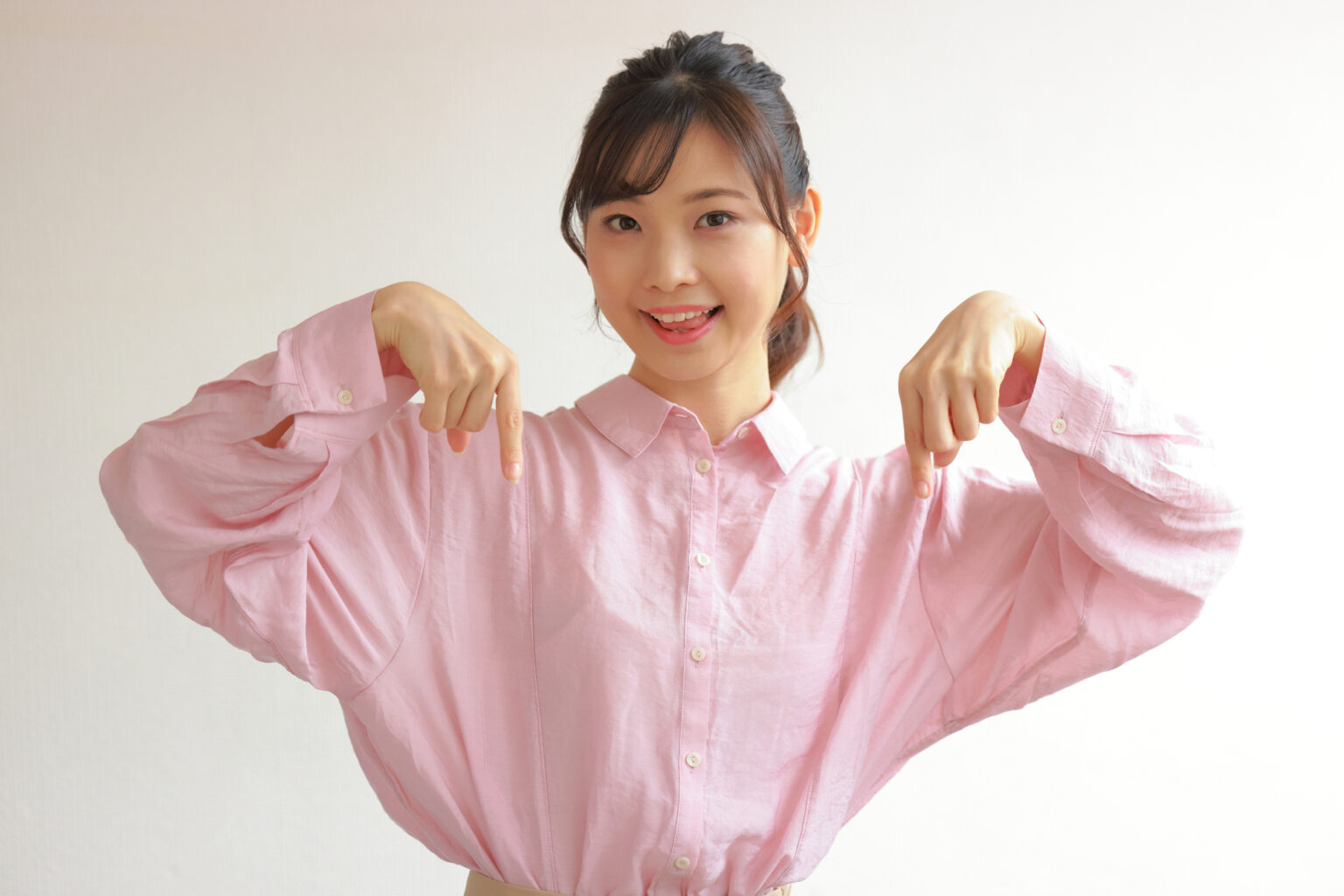 ピンクのシャツを着た女性