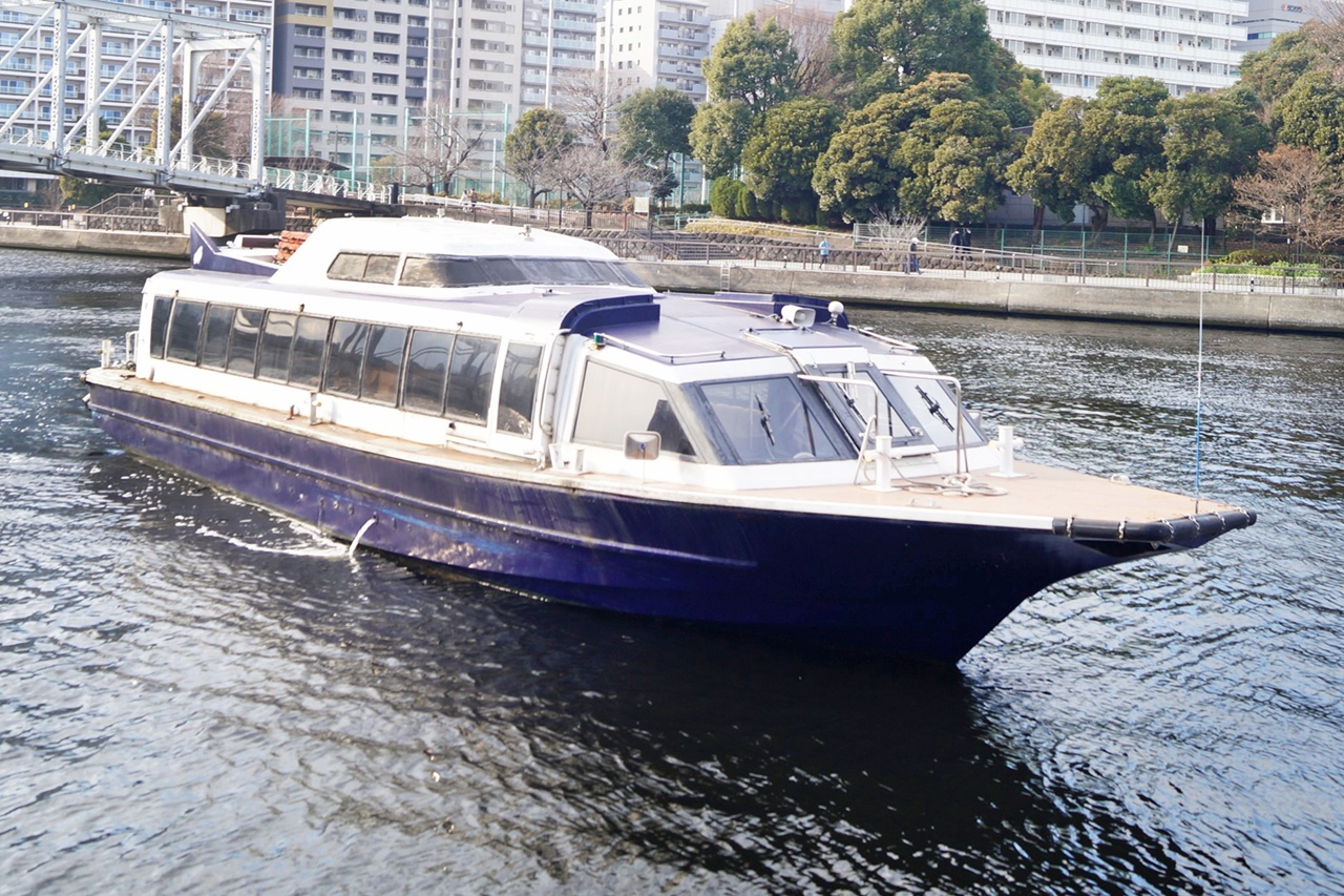 中型クルーザー「バズ号」外観