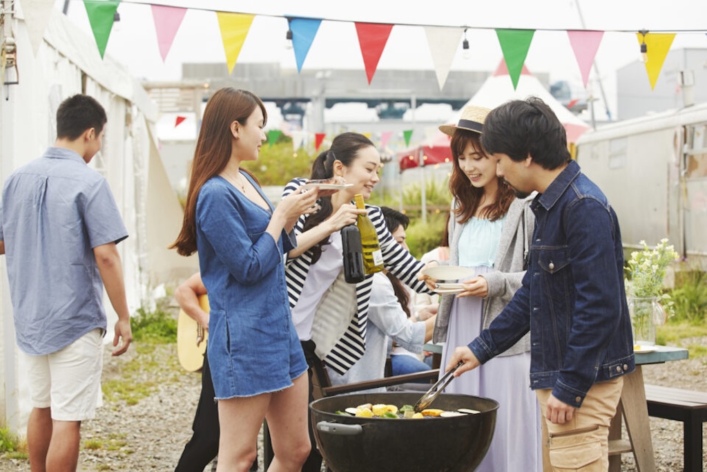 男女でBBQをする様子
