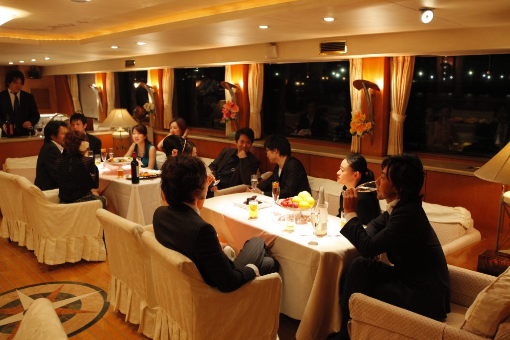 お酒を楽しむ若いグループ