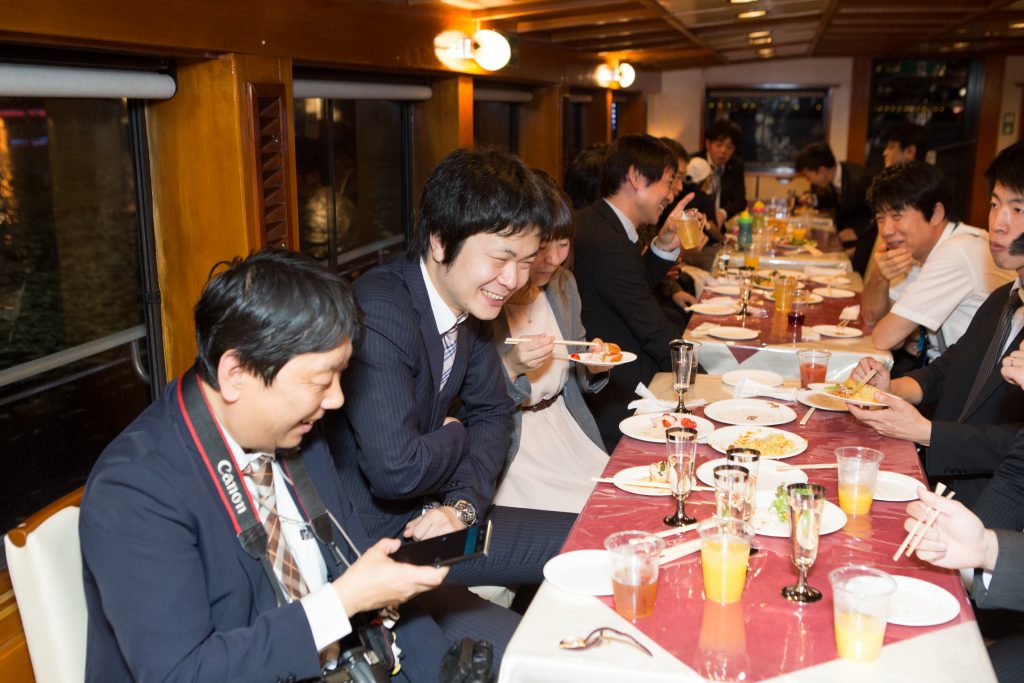 食事とお酒を楽しむサラリーマン