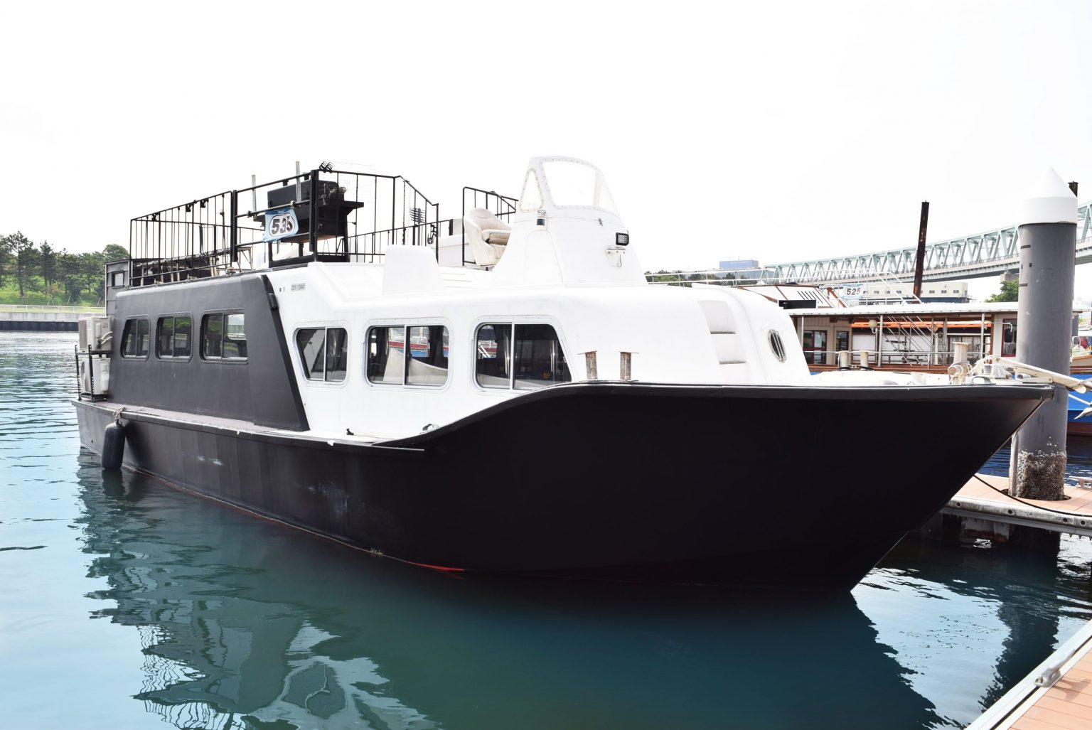 中型クルーザー「カナロア号」外観