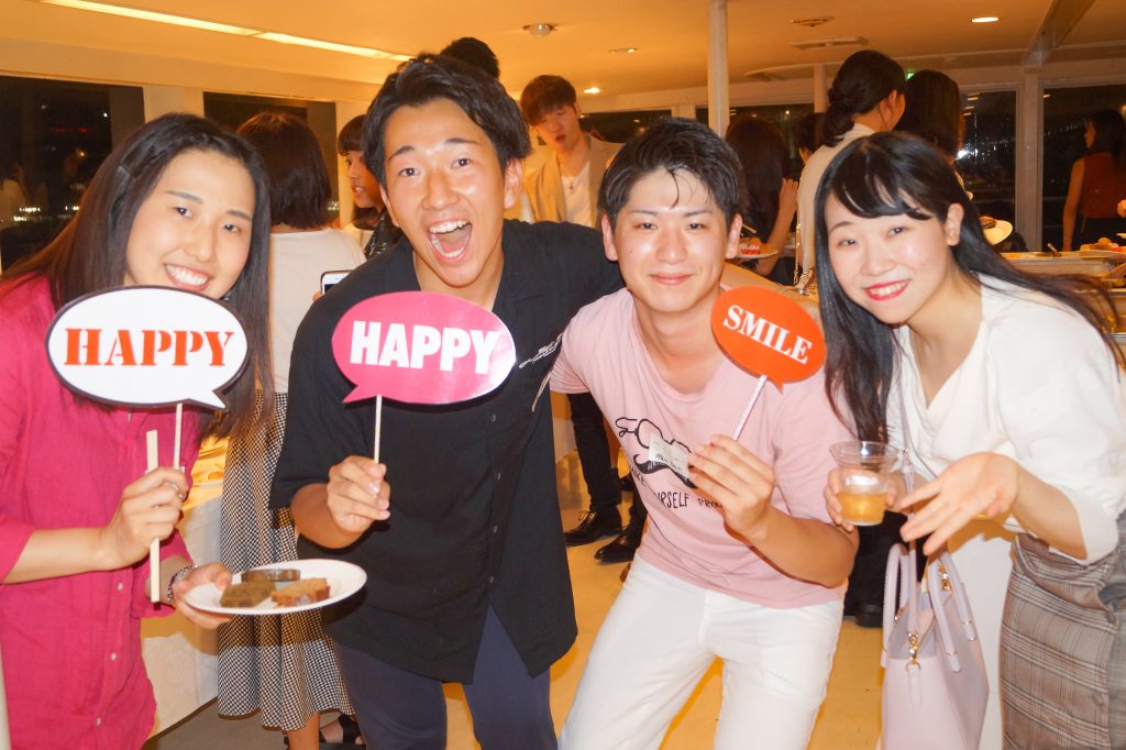 フォトプロップスをもった男女4名