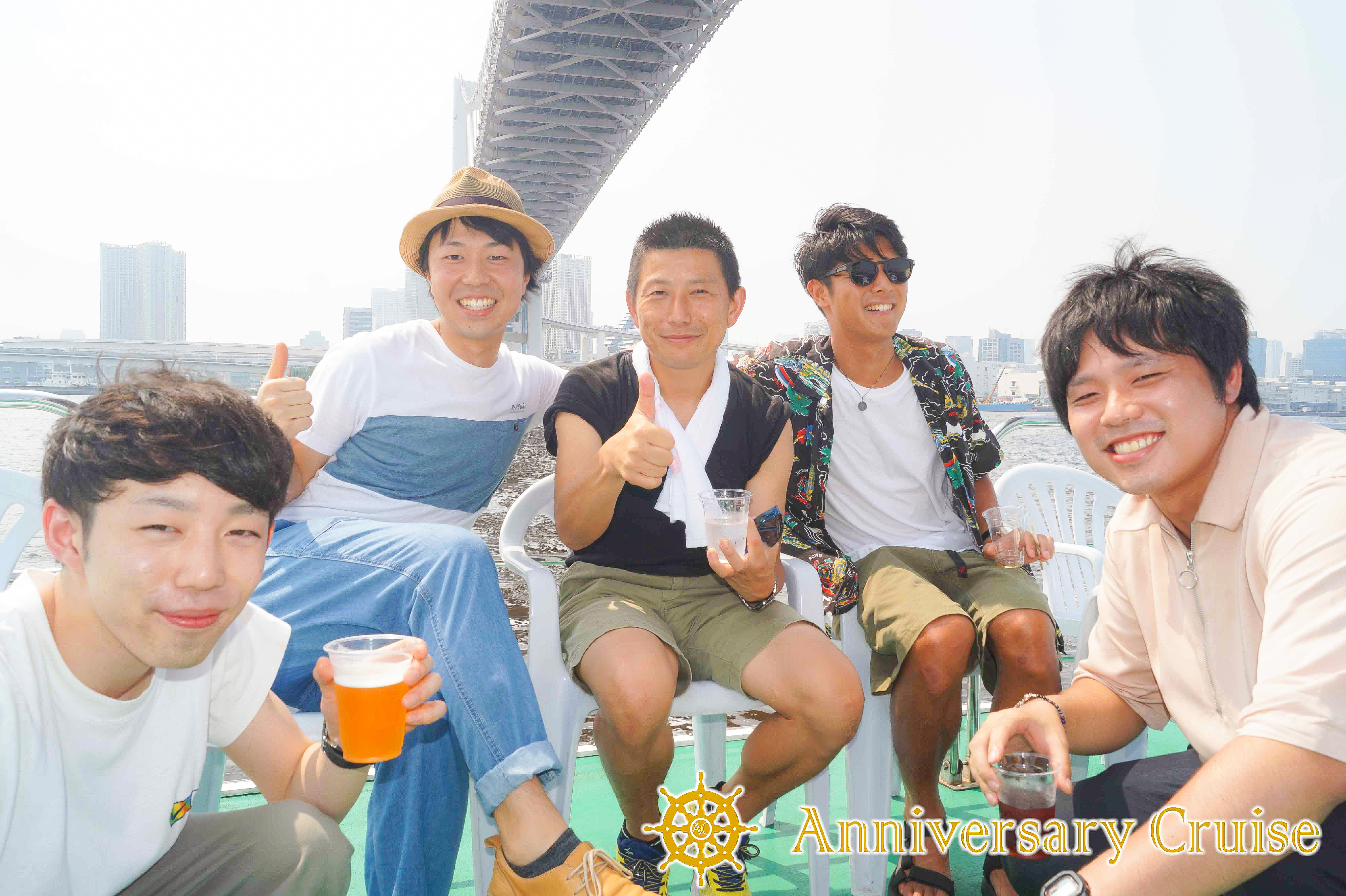 レインボーブリッジの真下を船から見る