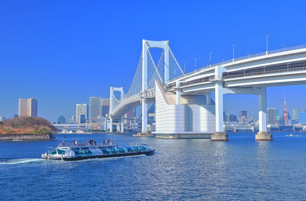 海上を進む大きなクルーザー