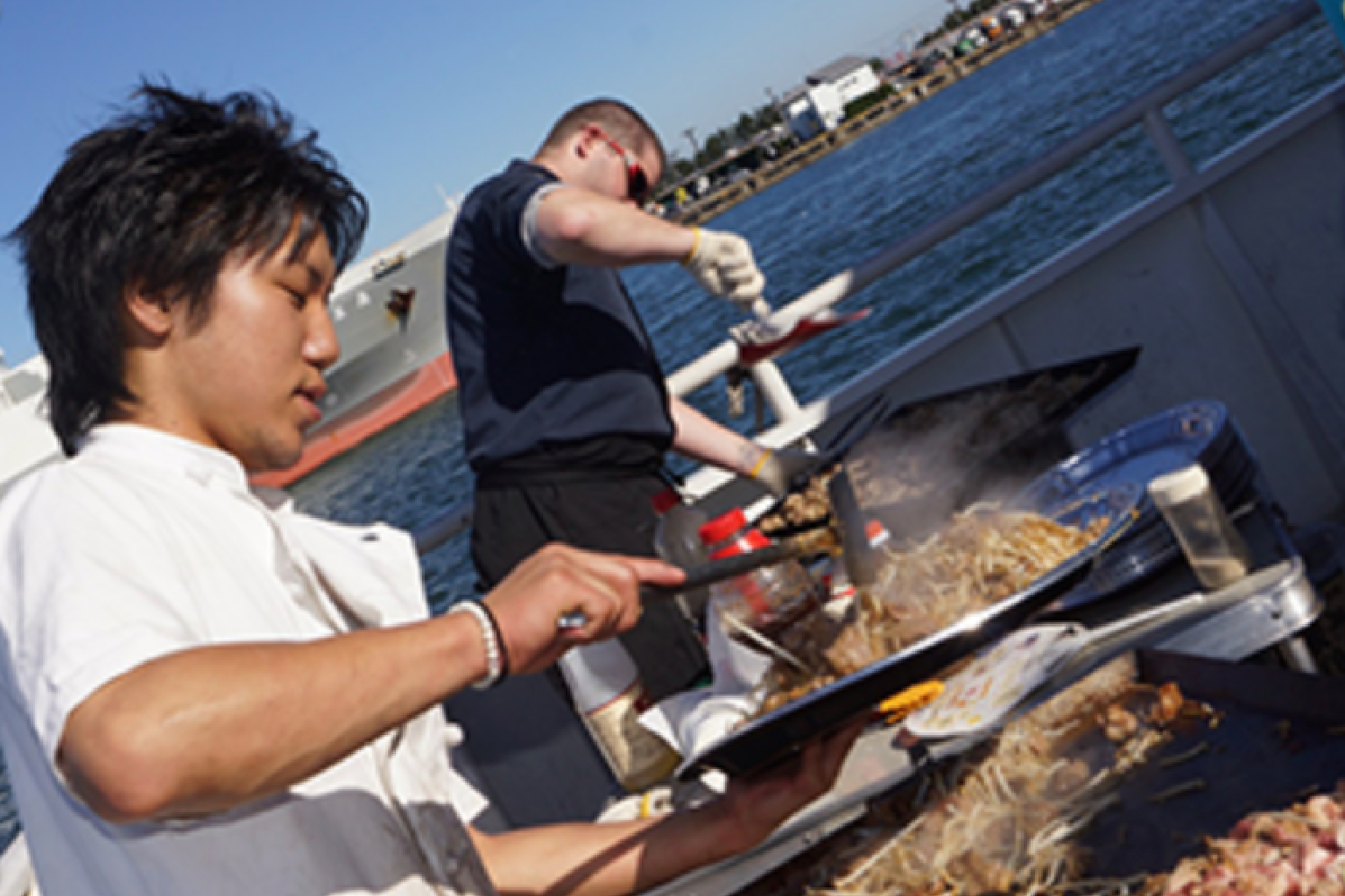 バーベキュー調理する2人の男性