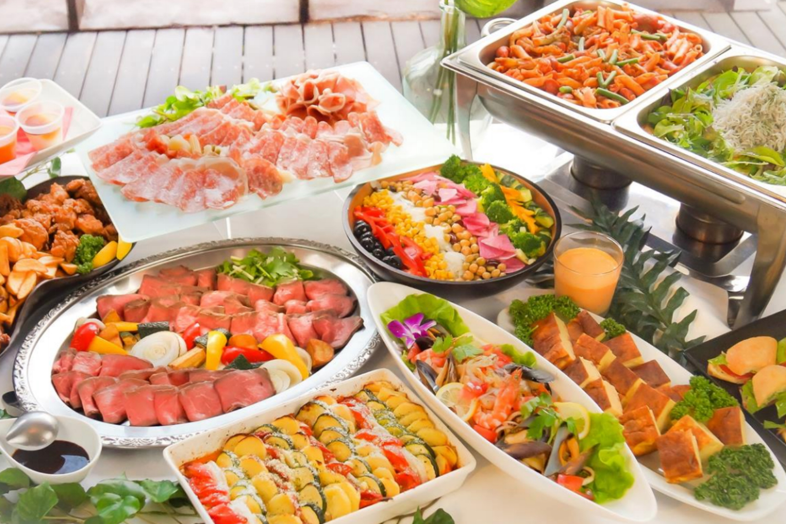 ローストビーフや生ハム、サラダのビュッフェ