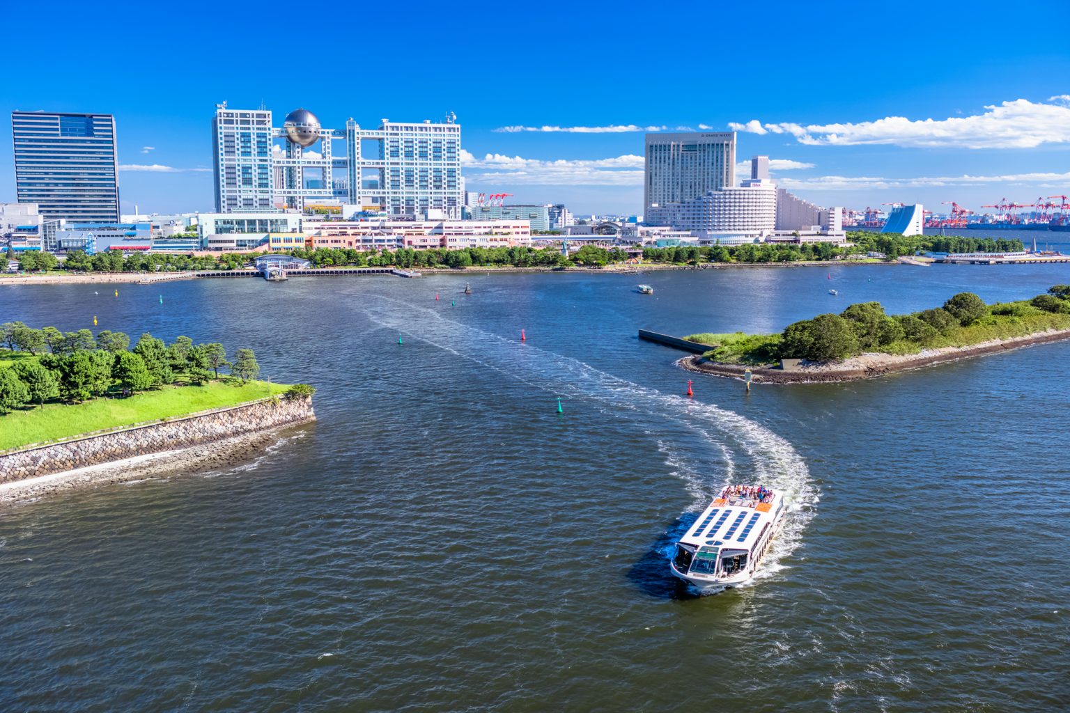 東京湾とクルーザー