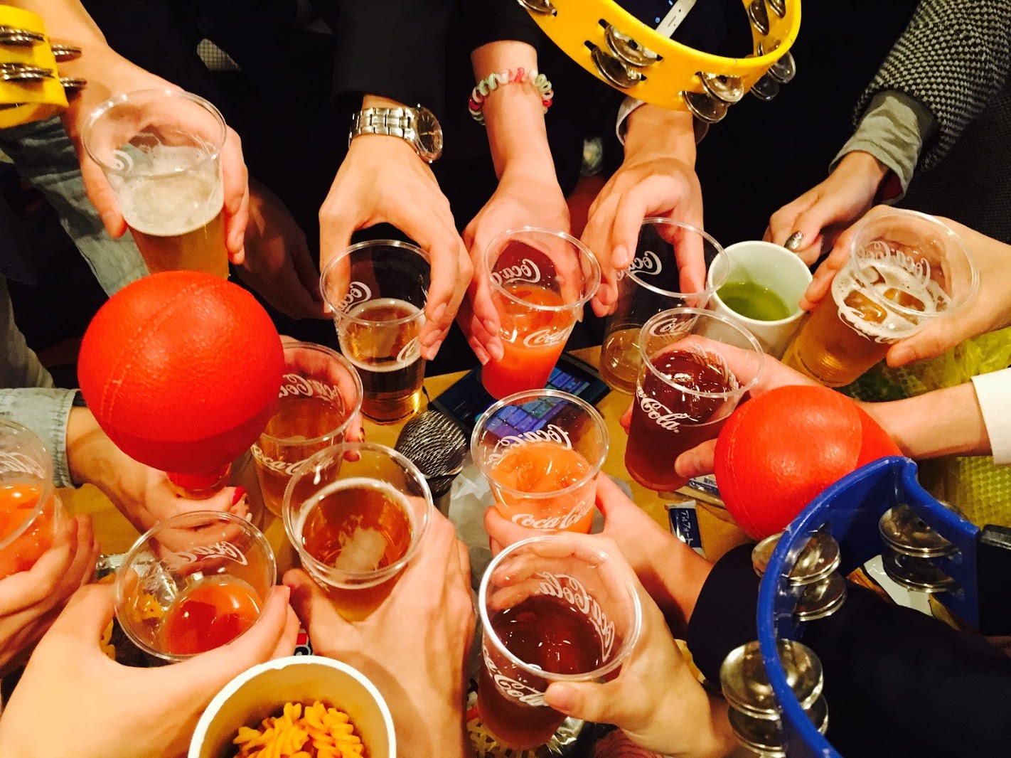 さまざまなお酒で乾杯している