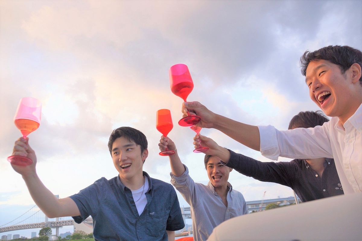 スパークリングワインで乾杯