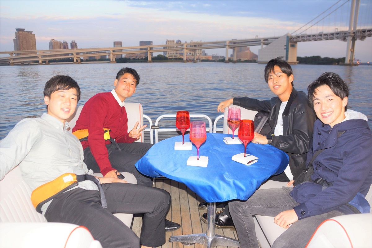 お酒を楽しむお客様